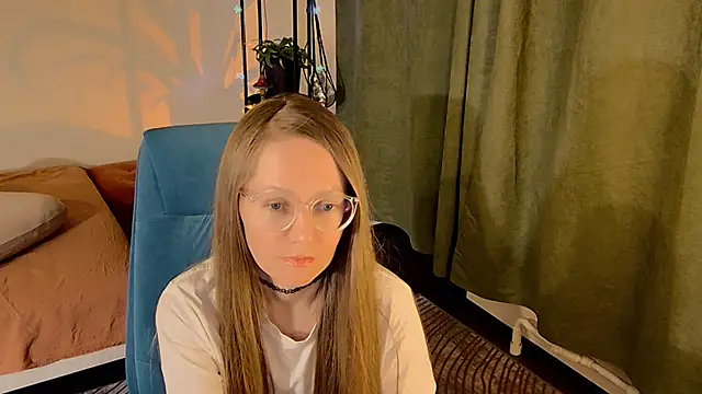 Snapshot of _Goldilocks_ chatting on 11, 10, 2025  Goldilocks  online show from 11, 10, 2025