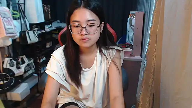 Snapshot of urhoneybunny25 chatting on 13, 10, 2025 urhoneybunny25 online show from 13, 10, 2025