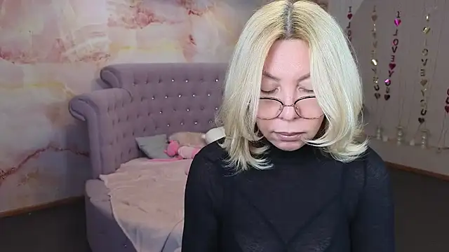 Wendy Waves online show from 5, 10, 2025