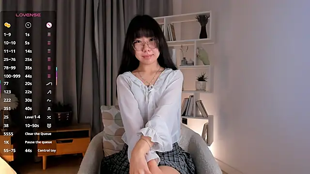 Snapshot of UdelaDodson chatting on 5, 12, 2025 UdelaDodson online show from 5, 12, 2025