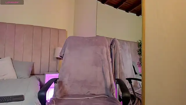 Mia mtnz02 online show from 11, 9, 2025