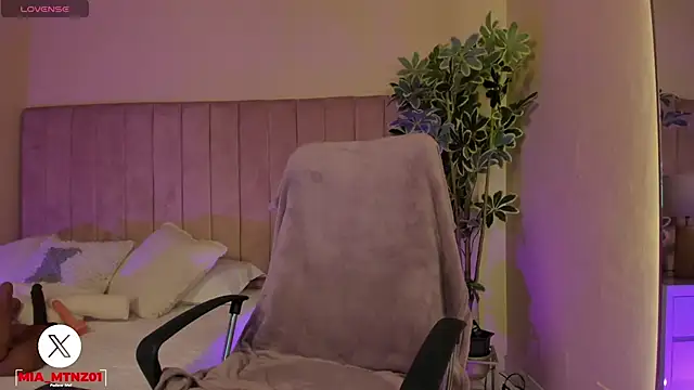 Mia mtnz02 online show from 25, 11, 2025