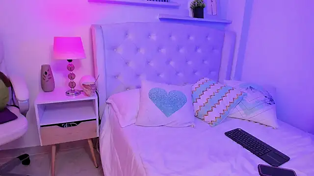 Snapshot of AmeliaRossi_ chatting on 8, 11, 2025 AmeliaRossi online show from 8, 11, 2025