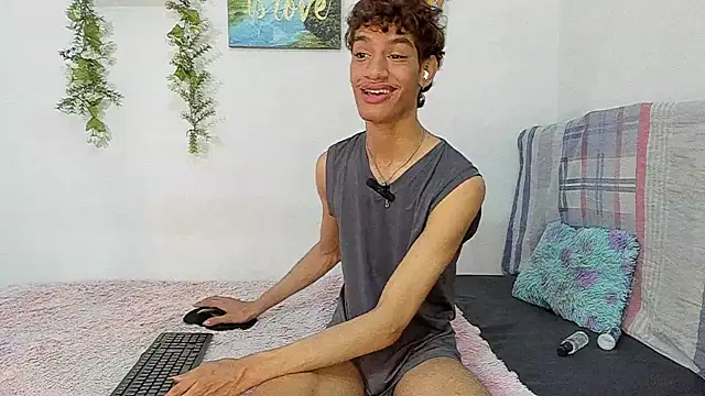 Snapshot of Peterfrost19 chatting on 13, 11, 2025 Peterfrost19 online show from 13, 11, 2025