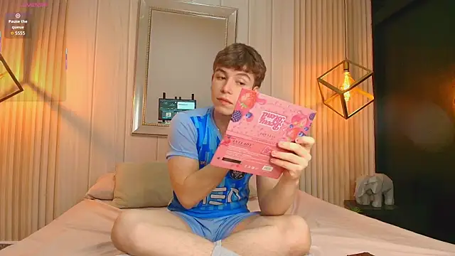 Snapshot of TaylerWhite chatting on 12, 10, 2025 TaylerWhite online show from 12, 10, 2025