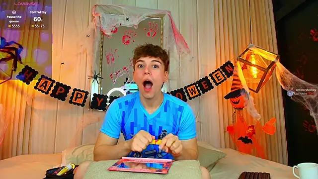 Snapshot of TaylerWhite chatting on 27, 10, 2025 TaylerWhite online show from 27, 10, 2025