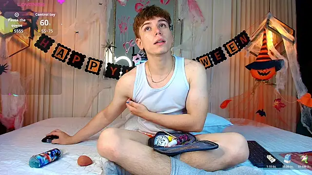 Snapshot of TaylerWhite chatting on 30, 10, 2025 TaylerWhite online show from 30, 10, 2025