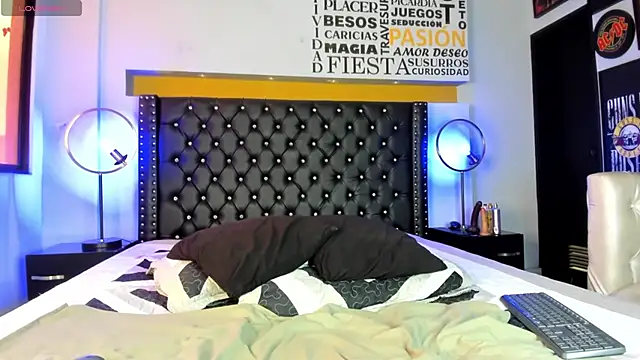 Snapshot of TaylerWhite chatting on 13, 11, 2025 TaylerWhite online show from 13, 11, 2025