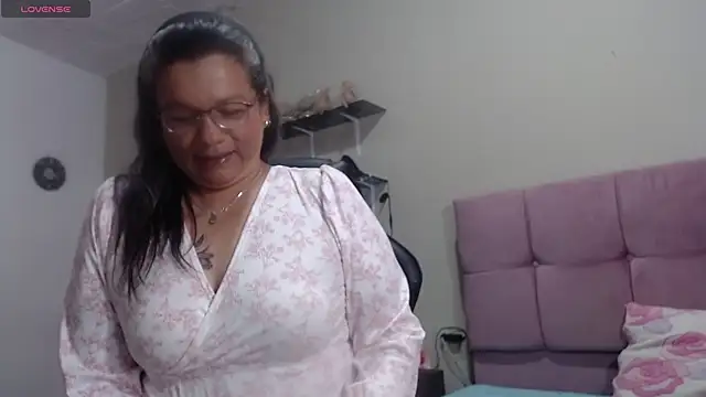 Snapshot of SolVegaNaciente chatting on 5, 11, 2025 SolVegaNaciente online show from 5, 11, 2025