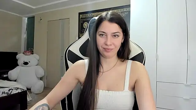 EmiLovsi online show from 12, 10, 2025