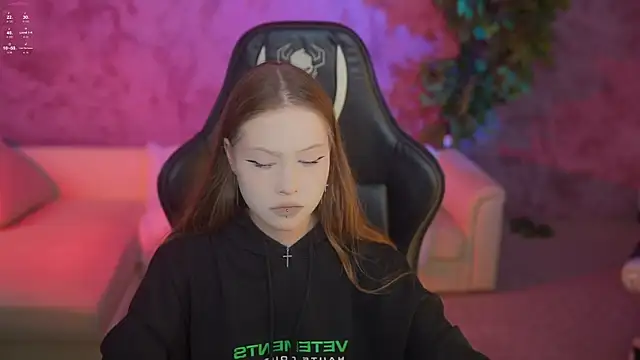 Snapshot of Esmie_Smile chatting on 13, 9, 2025 Esmie Smile online show from 13, 9, 2025