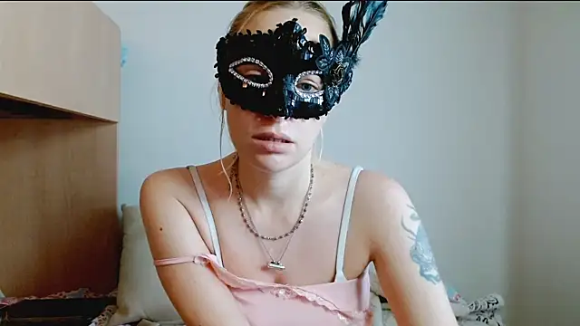 Snapshot of SatinQueen90 chatting on 12, 11, 2025 SatinQueen90 online show from 12, 11, 2025