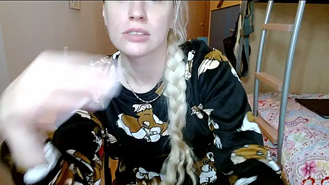 Snapshot of SatinQueen90 chatting on 21, 11, 2025 SatinQueen90 online show from 21, 11, 2025