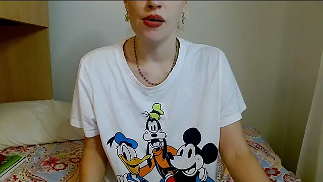 Snapshot of SatinQueen90 chatting on 28, 11, 2025 SatinQueen90 online show from 28, 11, 2025