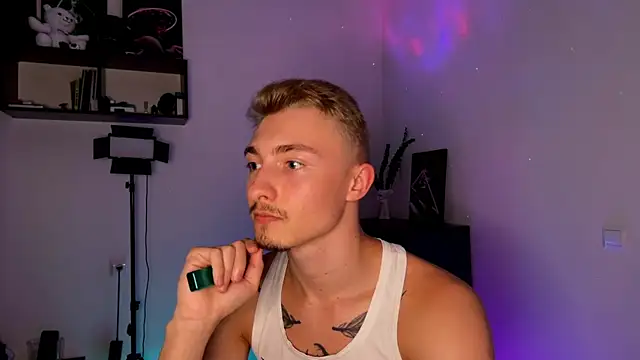 Snapshot of Artur__Skott chatting on 13, 10, 2025 Artur Skott online show from 13, 10, 2025