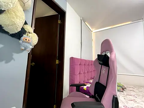 Snapshot of lucy_grey25 chatting on 27, 9, 2025 lucy grey25 online show from 27, 9, 2025