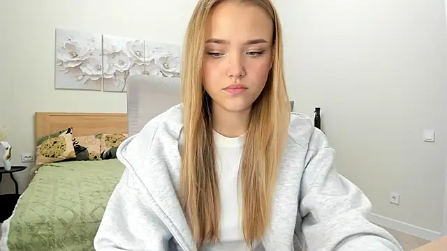 Snapshot of flooora_0 chatting on 23, 12, 2025 flooora 0 online show from 23, 12, 2025