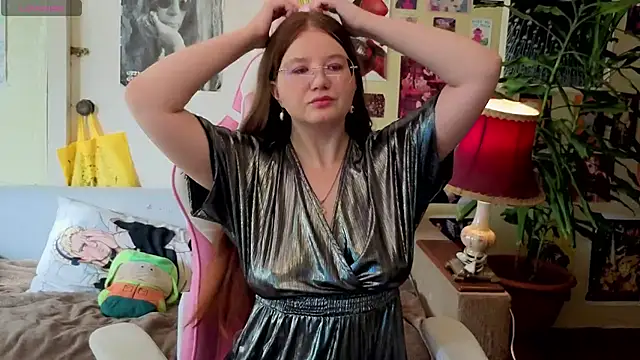 Snapshot of Sienna-Cow chatting on 4, 10, 2025 Sienna-Cow online show from 4, 10, 2025