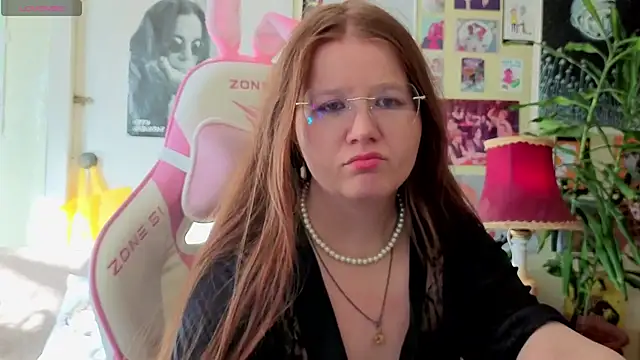 Snapshot of Sienna-Cow chatting on 12, 10, 2025 Sienna-Cow online show from 12, 10, 2025