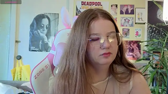 Snapshot of Sienna-Cow chatting on 19, 10, 2025 Sienna-Cow online show from 19, 10, 2025