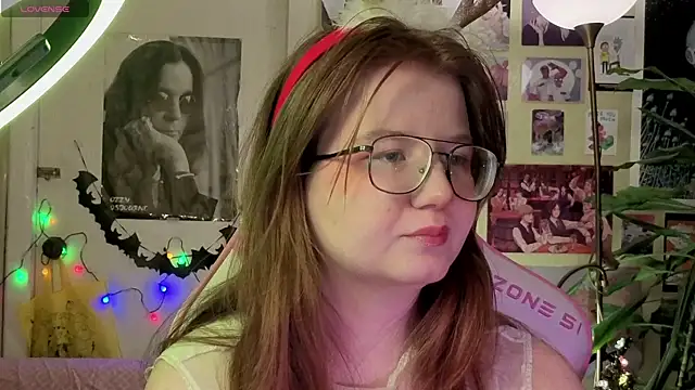 Snapshot of Sienna-Cow chatting on 15, 12, 2025 Sienna-Cow online show from 15, 12, 2025