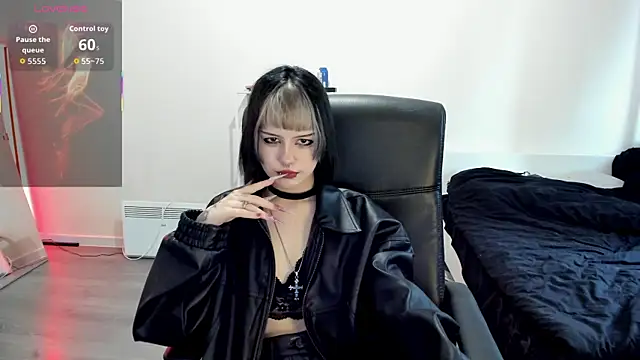 Snapshot of LiyaLuna chatting on 10, 10, 2025 LiyaLuna online show from 10, 10, 2025