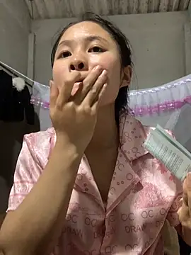 Snapshot of NhuFox chatting on 2, 10, 2025 NhuFox online show from 2, 10, 2025