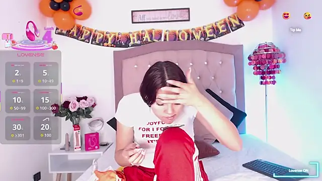 Snapshot of AmelieAndAce chatting on 8, 10, 2025 AmelieAndAce online show from 8, 10, 2025