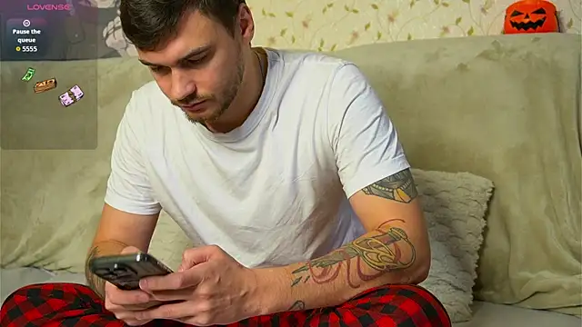 Snapshot of johnstoneisland chatting on 14, 10, 2025 johnstoneisland online show from 14, 10, 2025