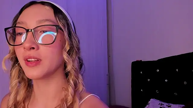 Snapshot of LauMiller chatting on 23, 10, 2025 LauMiller online show from 23, 10, 2025