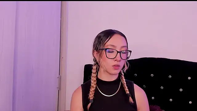 Snapshot of LauMiller chatting on 29, 10, 2025 LauMiller online show from 29, 10, 2025