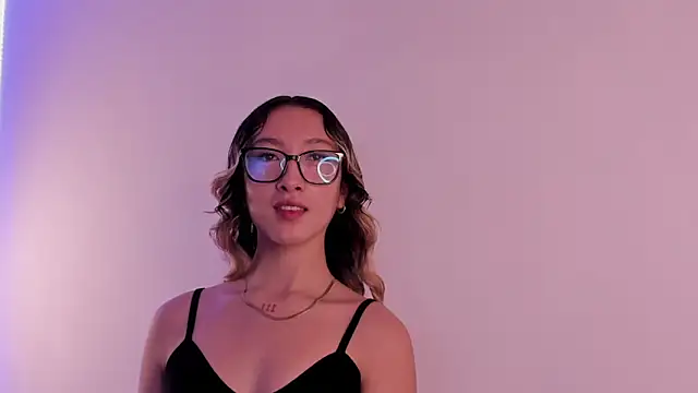 Snapshot of LauMiller chatting on 1, 11, 2025 LauMiller online show from 1, 11, 2025