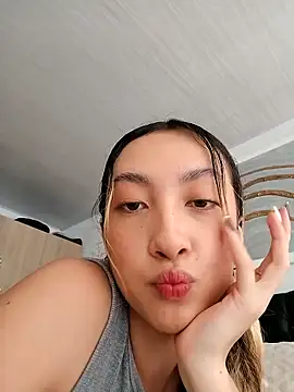 Snapshot of LauMiller chatting on 8, 11, 2025 LauMiller online show from 8, 11, 2025