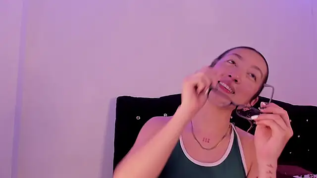 Snapshot of LauMiller chatting on 10, 11, 2025 LauMiller online show from 10, 11, 2025