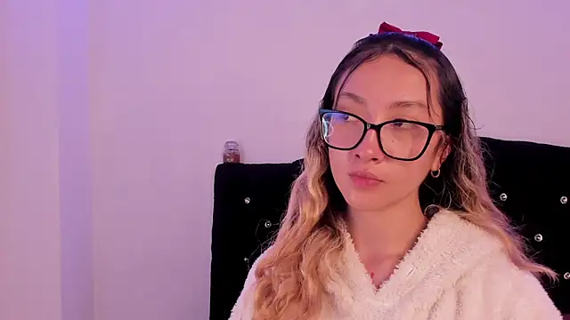 Snapshot of LauMiller chatting on 12, 11, 2025 LauMiller online show from 12, 11, 2025