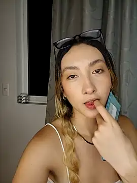 Snapshot of LauMiller chatting on 19, 11, 2025 LauMiller online show from 19, 11, 2025