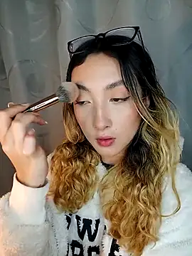 Snapshot of LauMiller chatting on 21, 11, 2025 LauMiller online show from 21, 11, 2025