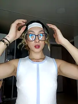 Snapshot of LauMiller chatting on 24, 11, 2025 LauMiller online show from 24, 11, 2025