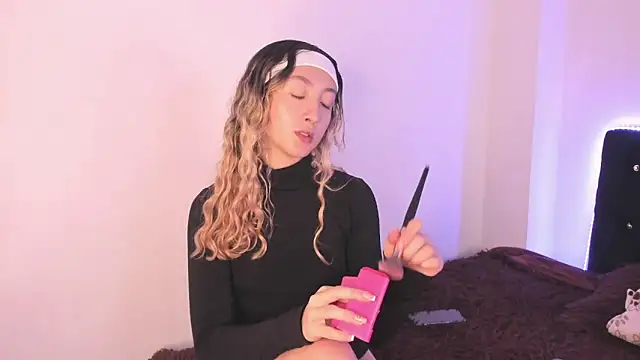 Snapshot of LauMiller chatting on 29, 11, 2025 LauMiller online show from 29, 11, 2025