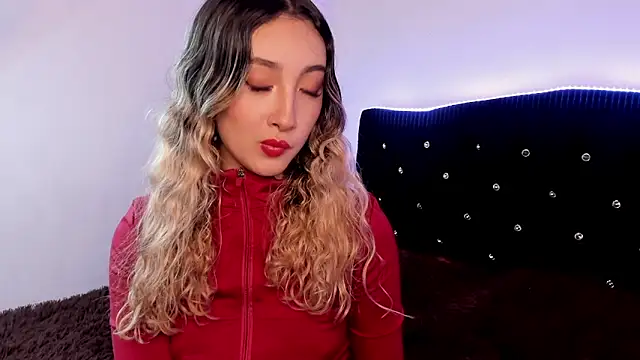 Snapshot of LauMiller chatting on 14, 12, 2025 LauMiller online show from 14, 12, 2025