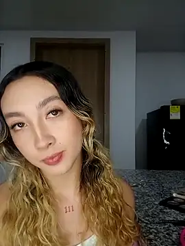 Snapshot of LauMiller chatting on 16, 12, 2025 LauMiller online show from 16, 12, 2025