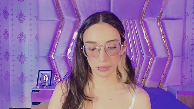 Snapshot of Emilia_Bons chatting on 29, 10, 2025 Emilia Bons online show from 29, 10, 2025