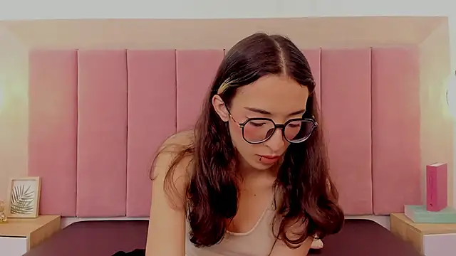 Snapshot of Emilia_Bons chatting on 12, 11, 2025 Emilia Bons online show from 12, 11, 2025