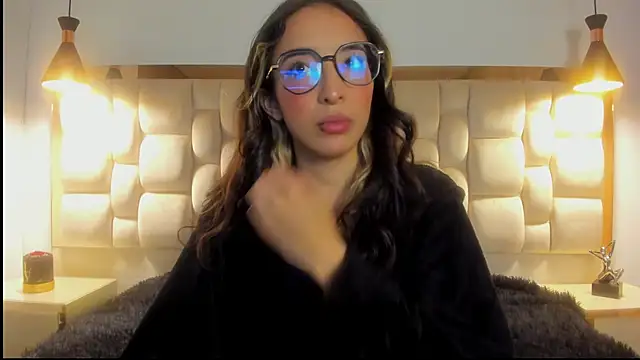 Snapshot of Emilia_Bons chatting on 17, 11, 2025 Emilia Bons online show from 17, 11, 2025