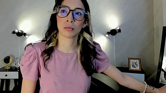 Snapshot of Emilia_Bons chatting on 2, 12, 2025 Emilia Bons online show from 2, 12, 2025