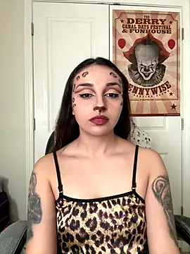 Snapshot of CharmingMaddie chatting on 17, 12, 2025 CharmingMaddie online show from 17, 12, 2025