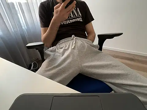 Snapshot of Frankieyyy1 chatting on 23, 4, 2026 Frankieyyy1 online show from 23, 4, 2026