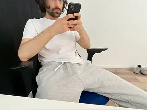 Snapshot of Frankieyyy1 chatting on 15, 5, 2026 Frankieyyy1 online show from 15, 5, 2026