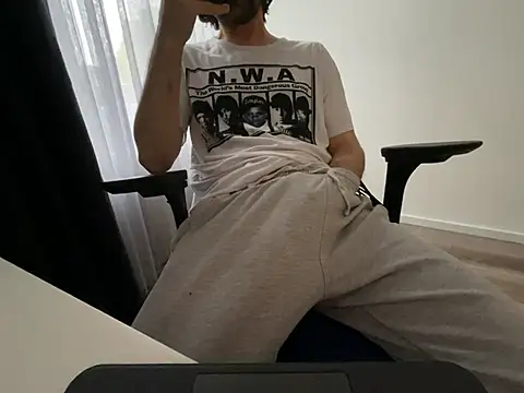 Snapshot of Frankieyyy1 chatting on 17, 5, 2026 Frankieyyy1 online show from 17, 5, 2026