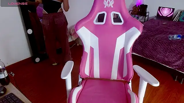 larah uwu online show from 10, 9, 2025